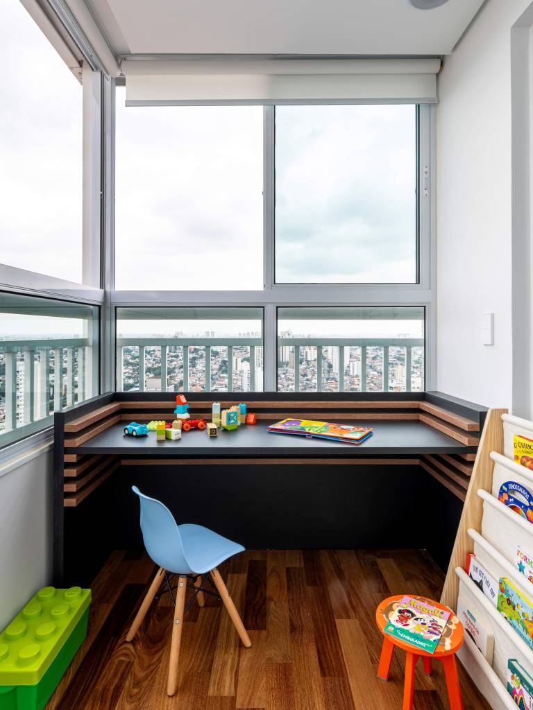 Triplex de 211 m² ganha reforma que privilegia integração e convivência. Projeto Lima Vari Arquitetos