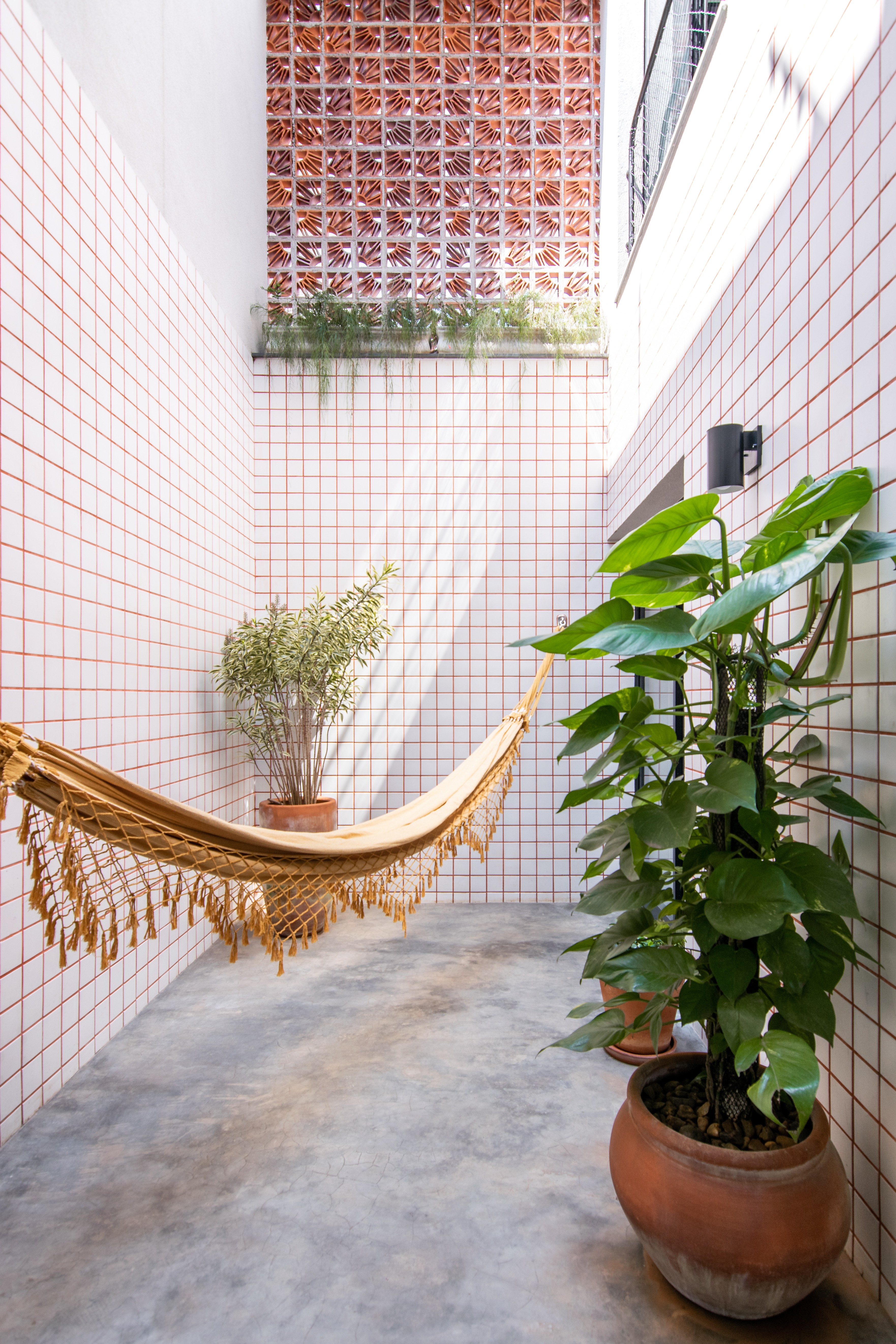 Ventilação cruzada é segredo para ter ambientes mais frescos arejados. Dicas de Rawi Arquitetura + Design. Caixilho vazado.