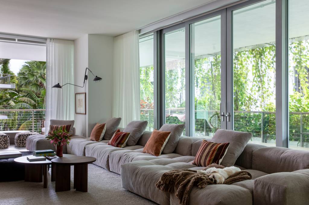 Apartamento em Miami tem duas varandas e estilo contemporâneo cozy. Projeto de interiores de Daniela Saliba.