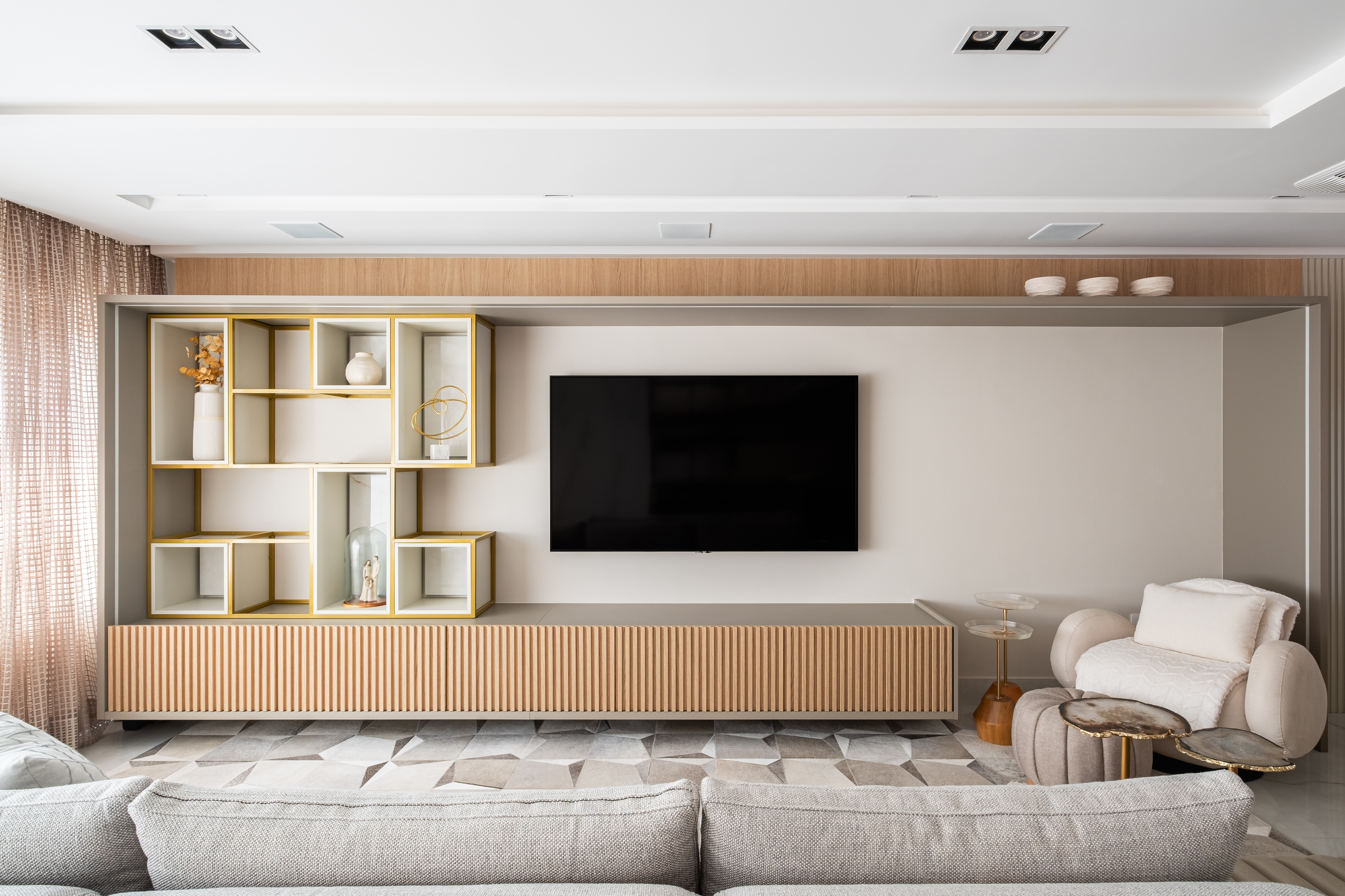 Apê com decoração clássica tem boiseries, cristaleira espelhada e lareira