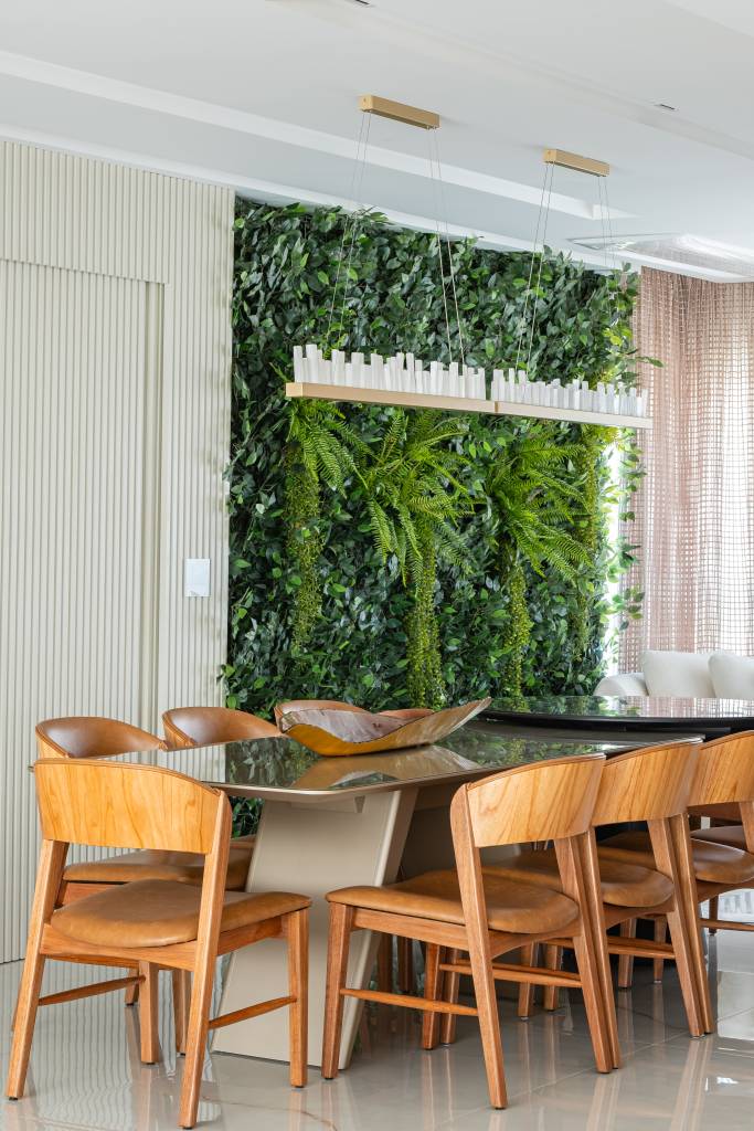 Apê com decoração clássica tem boiseries, cristaleira espelhada e lareira. Projeto de Studio KP Arquitetura.