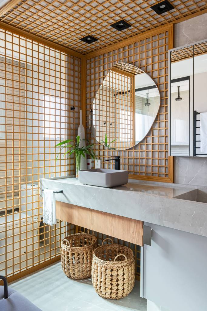 Apê com decoração clássica tem boiseries, cristaleira espelhada e lareira. Projeto de Studio KP Arquitetura.