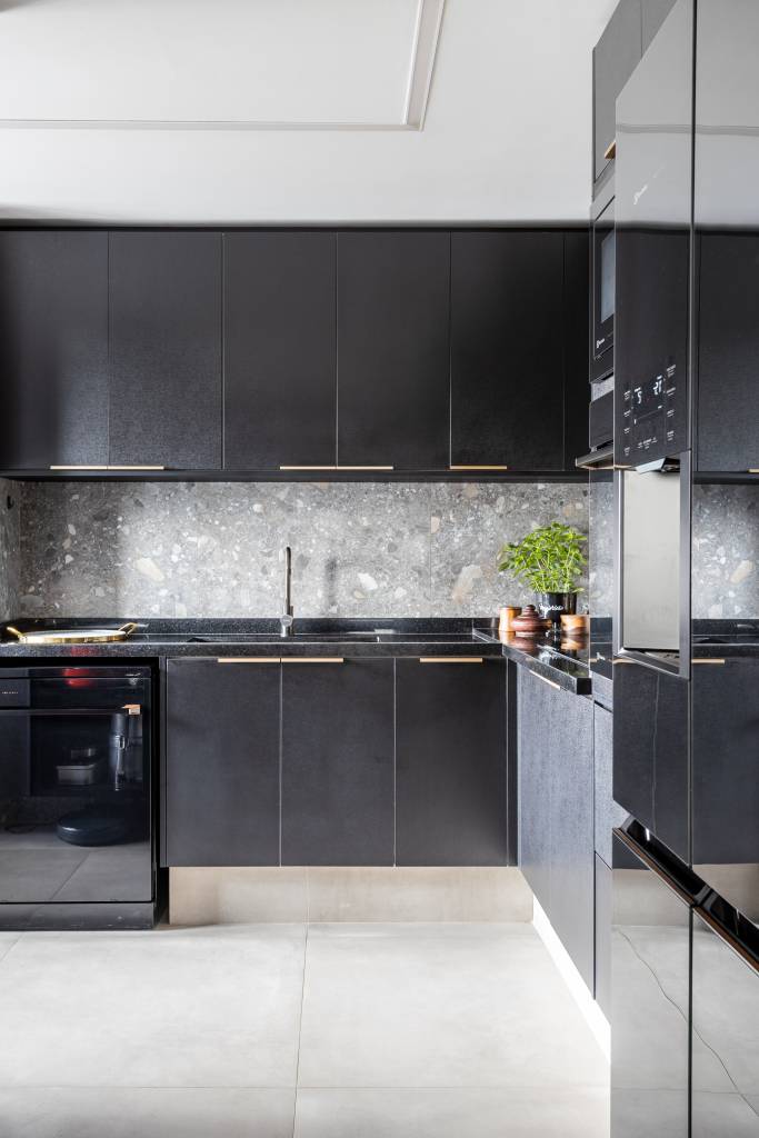 biofilia-e-elegancia-apartamento-tem-cozinha-preta-e-muitas-plantas-na-varanda-palladino-arquitetura-14 Biofilia e elegância: apartamento tem cozinha preta e muitas plantas na varanda. Projeto de Palladino Arquitetura.