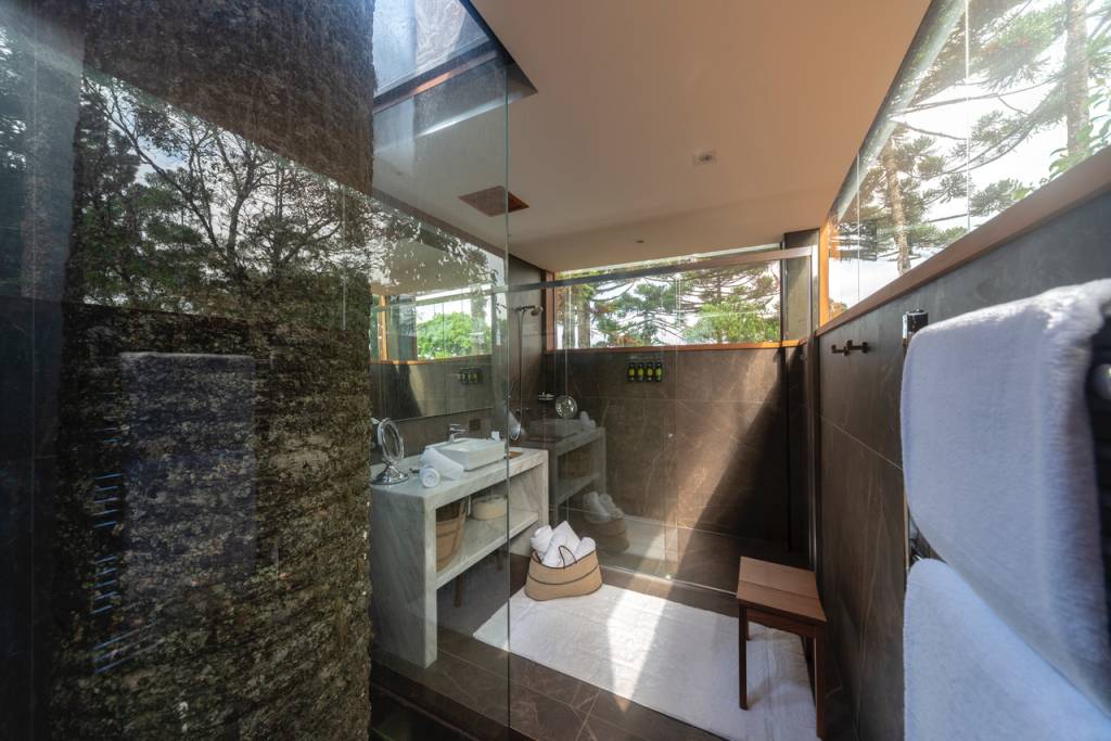 Chalés em hotel tradicional Campos do Jordão se misturam à natureza