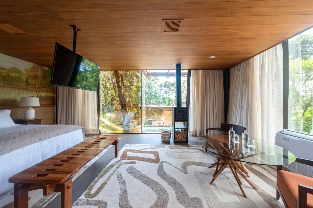 Chalés em hotel tradicional Campos do Jordão se misturam à natureza