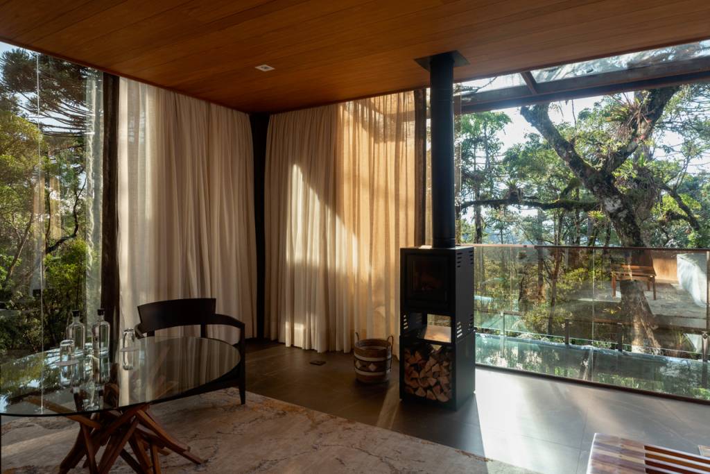 Chalés em hotel tradicional Campos do Jordão se misturam à natureza