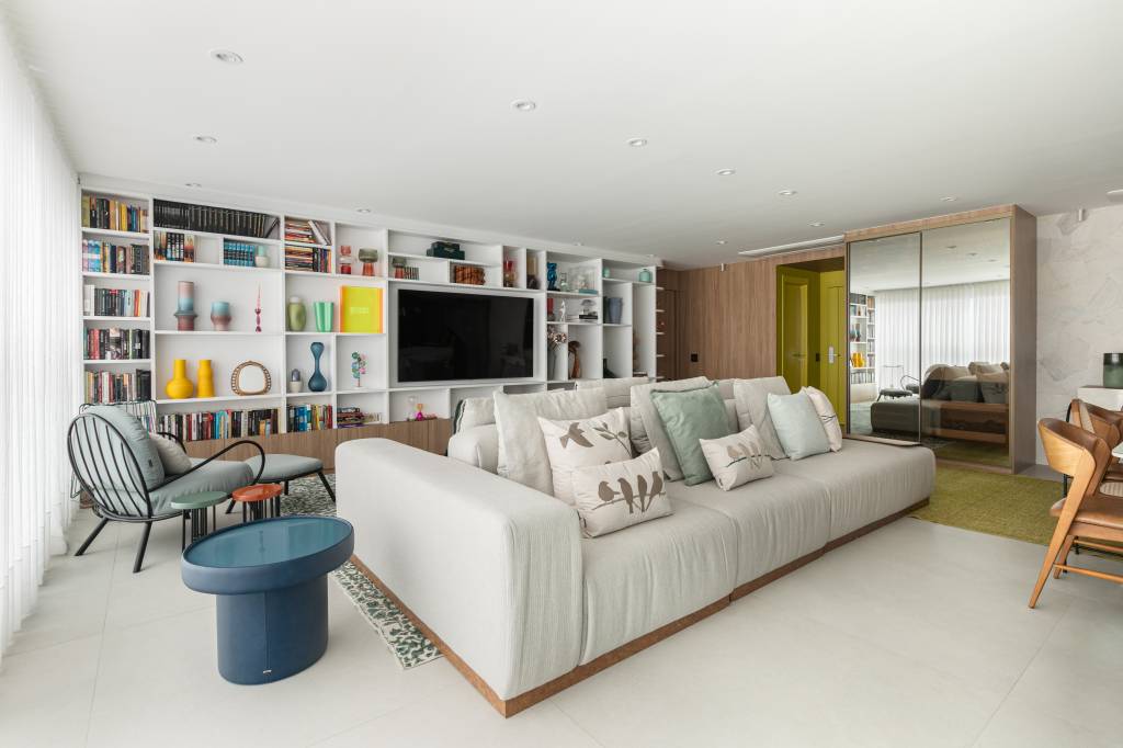 Cloud Dancer: Veja projetos de salas, banheiros e cozinhas com a Cor do Ano da Pantone. Projeto de Amarelo Rosa Arquitetura.