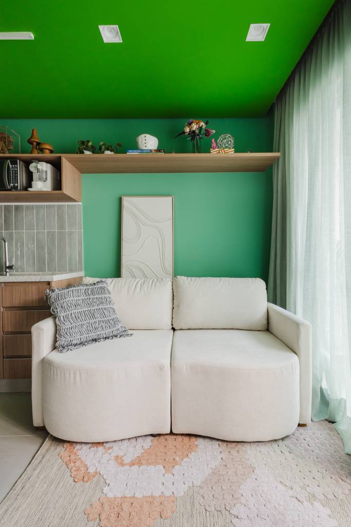 Cloud Dancer: Veja projetos de salas, banheiros e cozinhas com a Cor do Ano da Pantone. Projeto de Lima Vari Arquitetos.