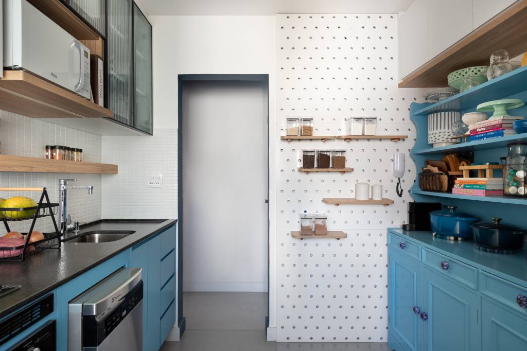 Decoração afetiva: apê de 70 m² tem azulejos, objetos de família e pegboard na cozinha. Projeto de Studio Monfré.