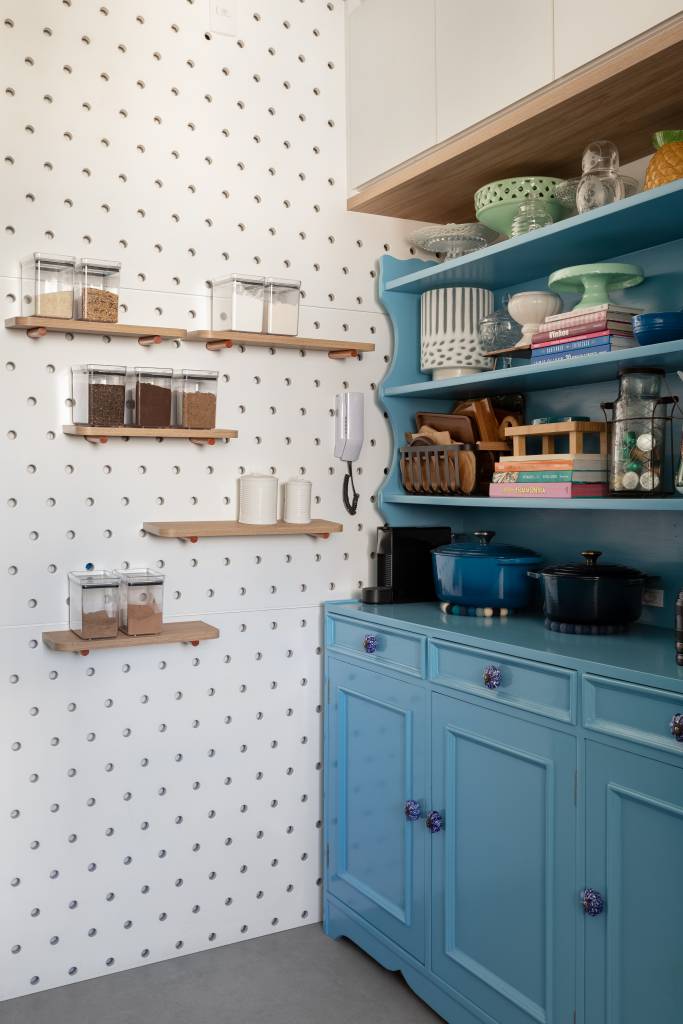 Decoração afetiva: apê de 70 m² tem azulejos, objetos de família e pegboard na cozinha. Projeto de Studio Monfré.