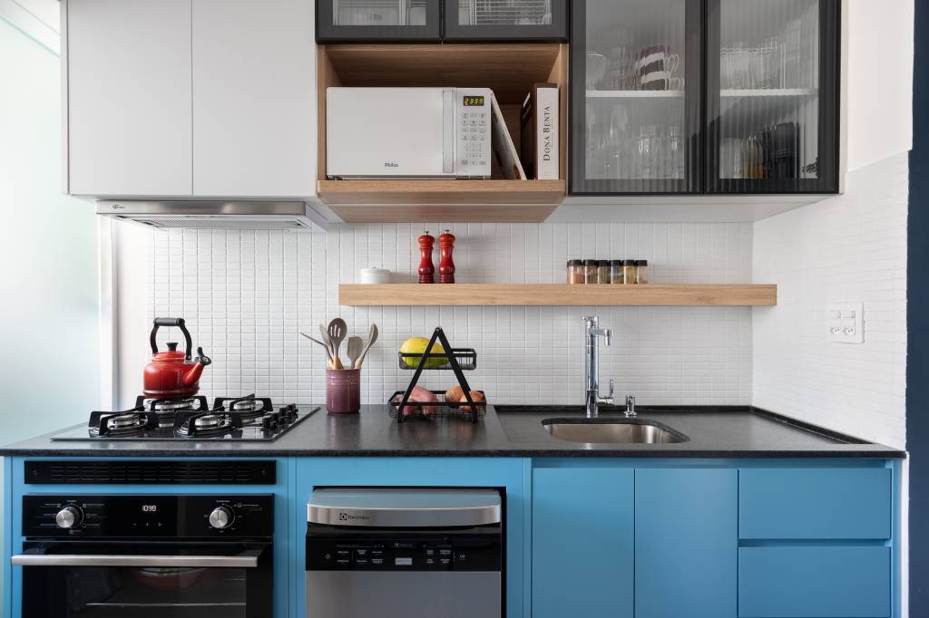 Decoração afetiva: apê de 70 m² tem azulejos, objetos de família e pegboard na cozinha. Projeto de Studio Monfré.