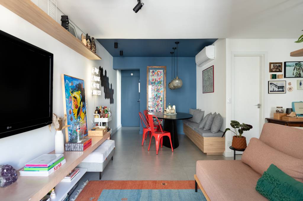 Decoração afetiva: apê de 70 m² tem azulejos, objetos de família e pegboard na cozinha. Projeto de Studio Monfré.