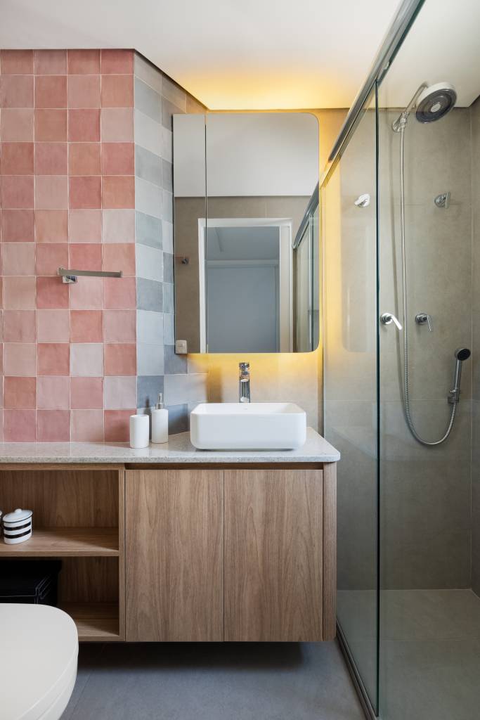 Decoração afetiva: apê de 70 m² tem azulejos, objetos de família e pegboard na cozinha. Projeto de Studio Monfré.