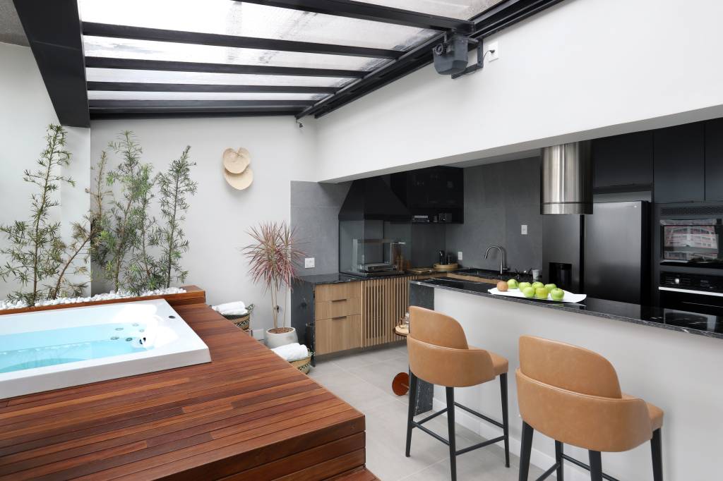 Estilo industrial: apê na Vila Madalena tem hidromassagem e área gourmet