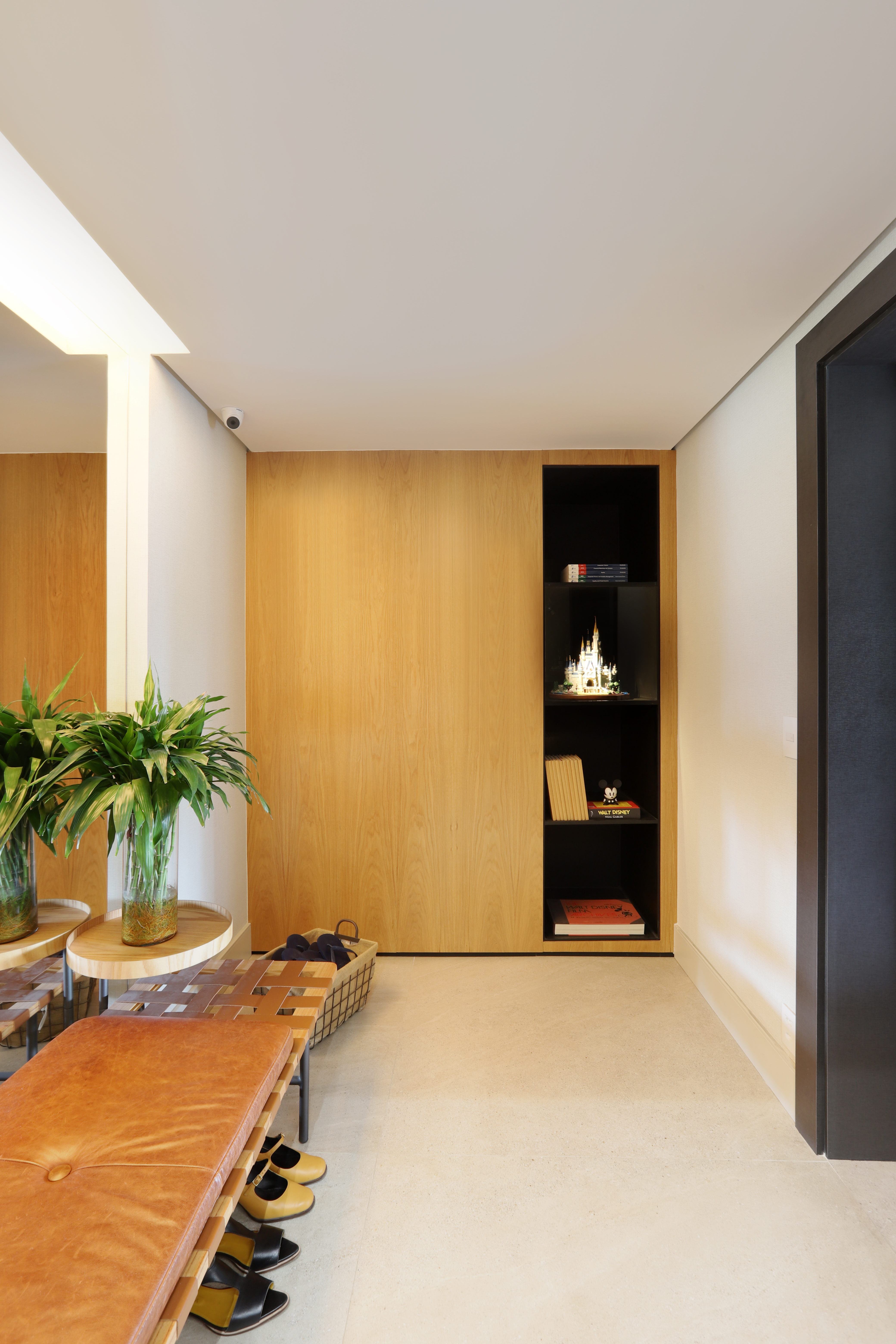 Marcenaria personalizada e cozinha azul são destaques em apê. Projeto de Marí Aní Oglouyan.