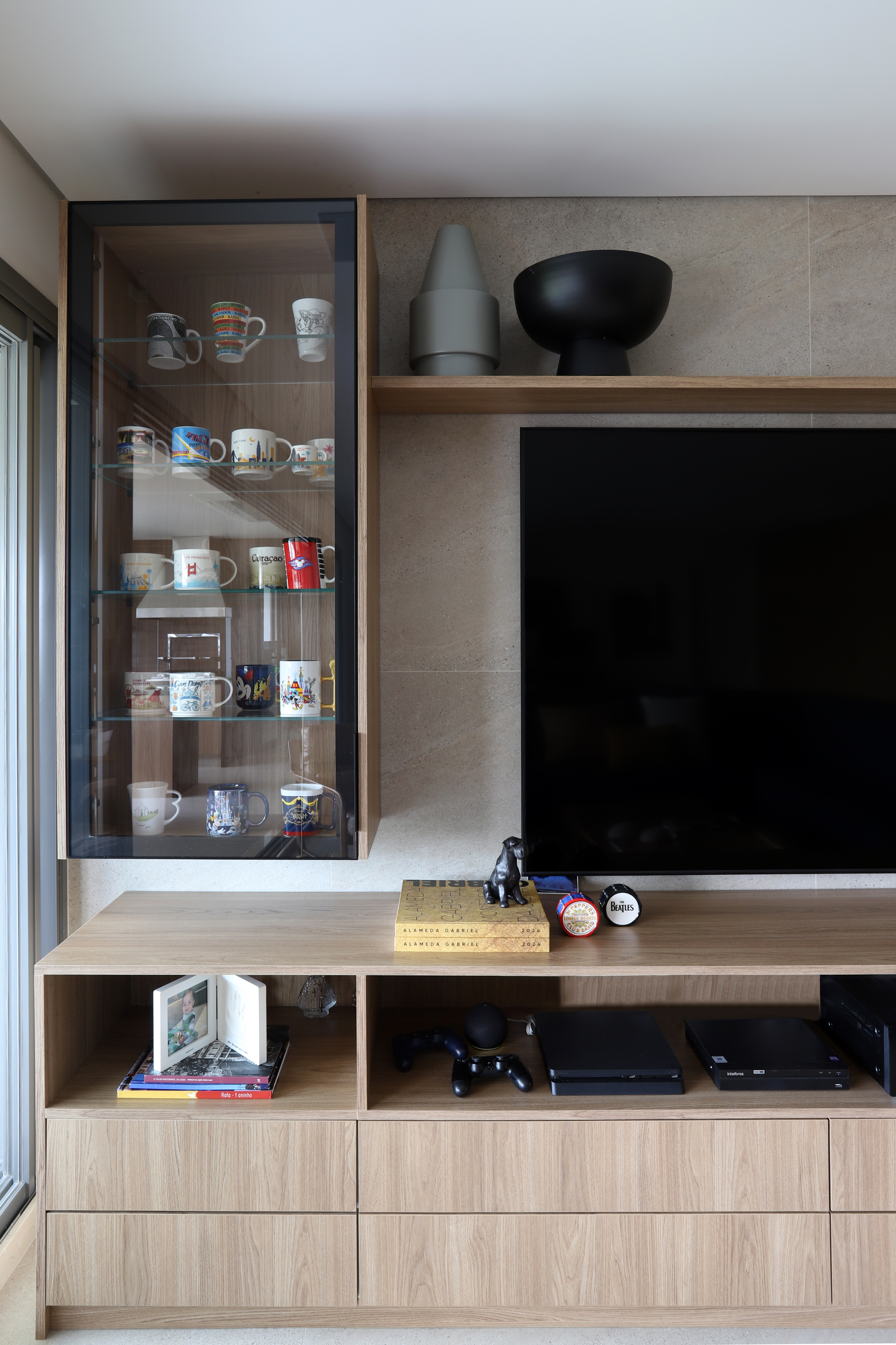 Marcenaria personalizada e cozinha azul são destaques em apê. Projeto de Marí Aní Oglouyan.