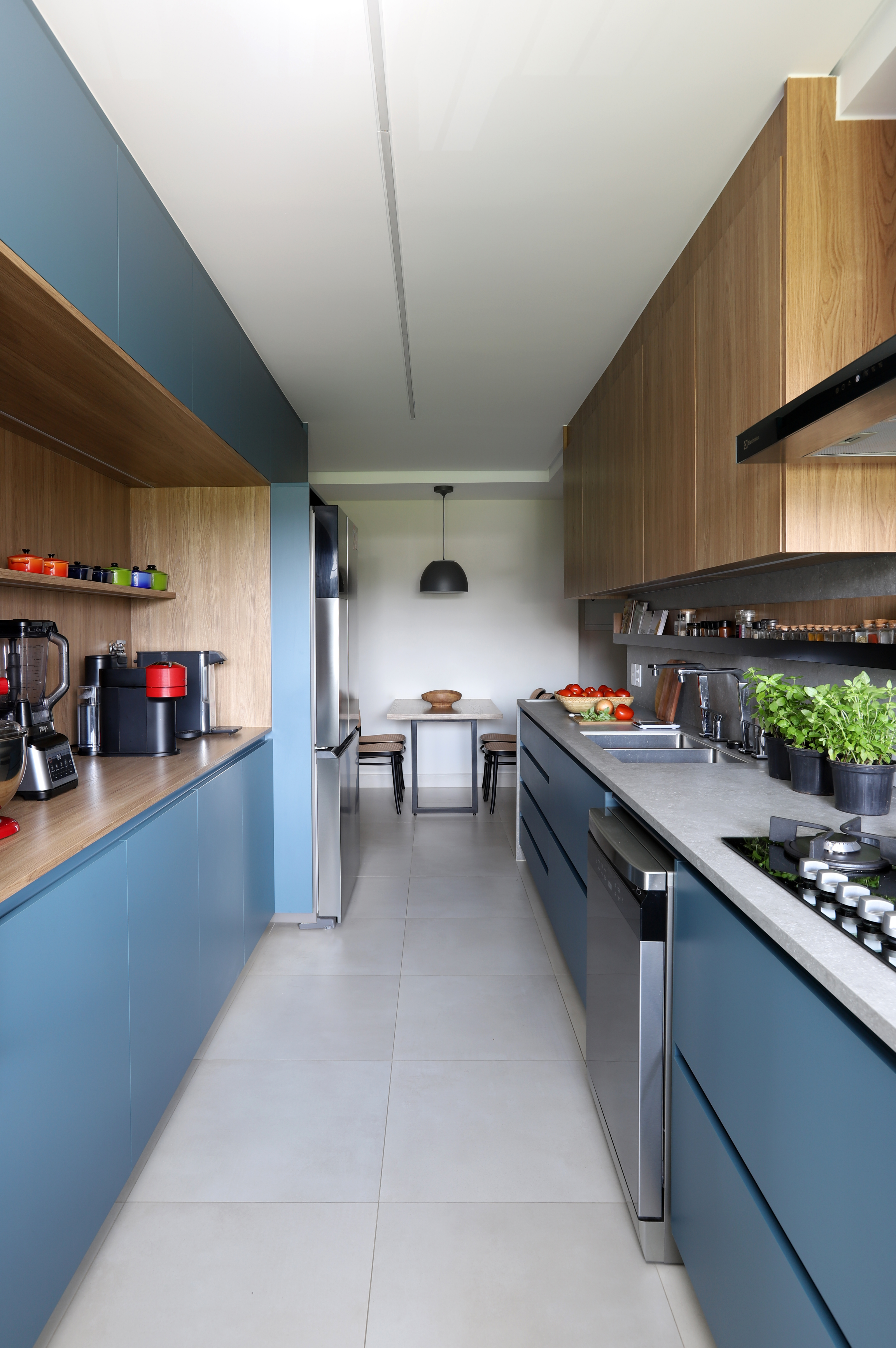 Marcenaria personalizada e cozinha azul são destaques em apê. Projeto de Marí Aní Oglouyan.