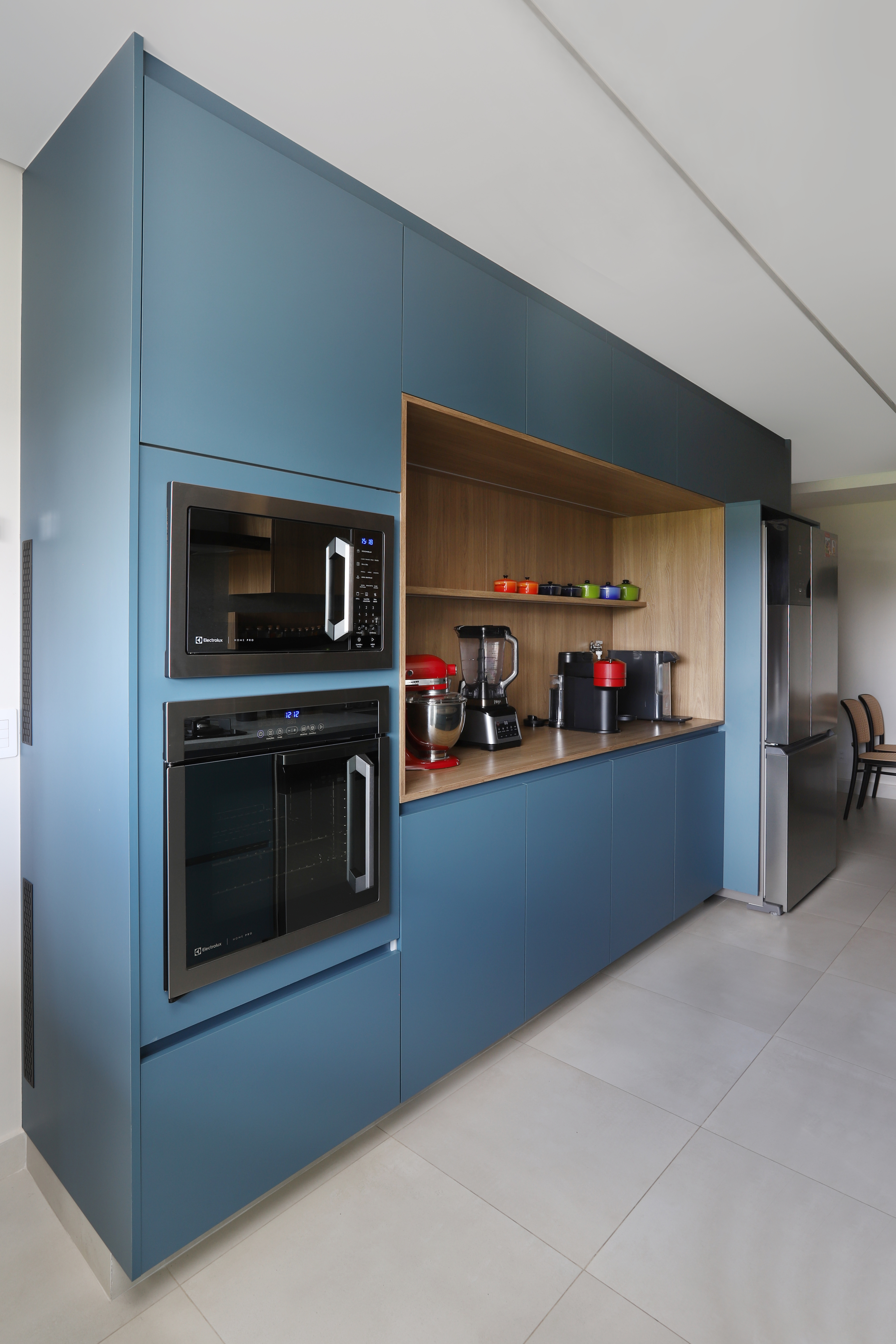 Marcenaria personalizada e cozinha azul são destaques em apê. Projeto de Marí Aní Oglouyan.