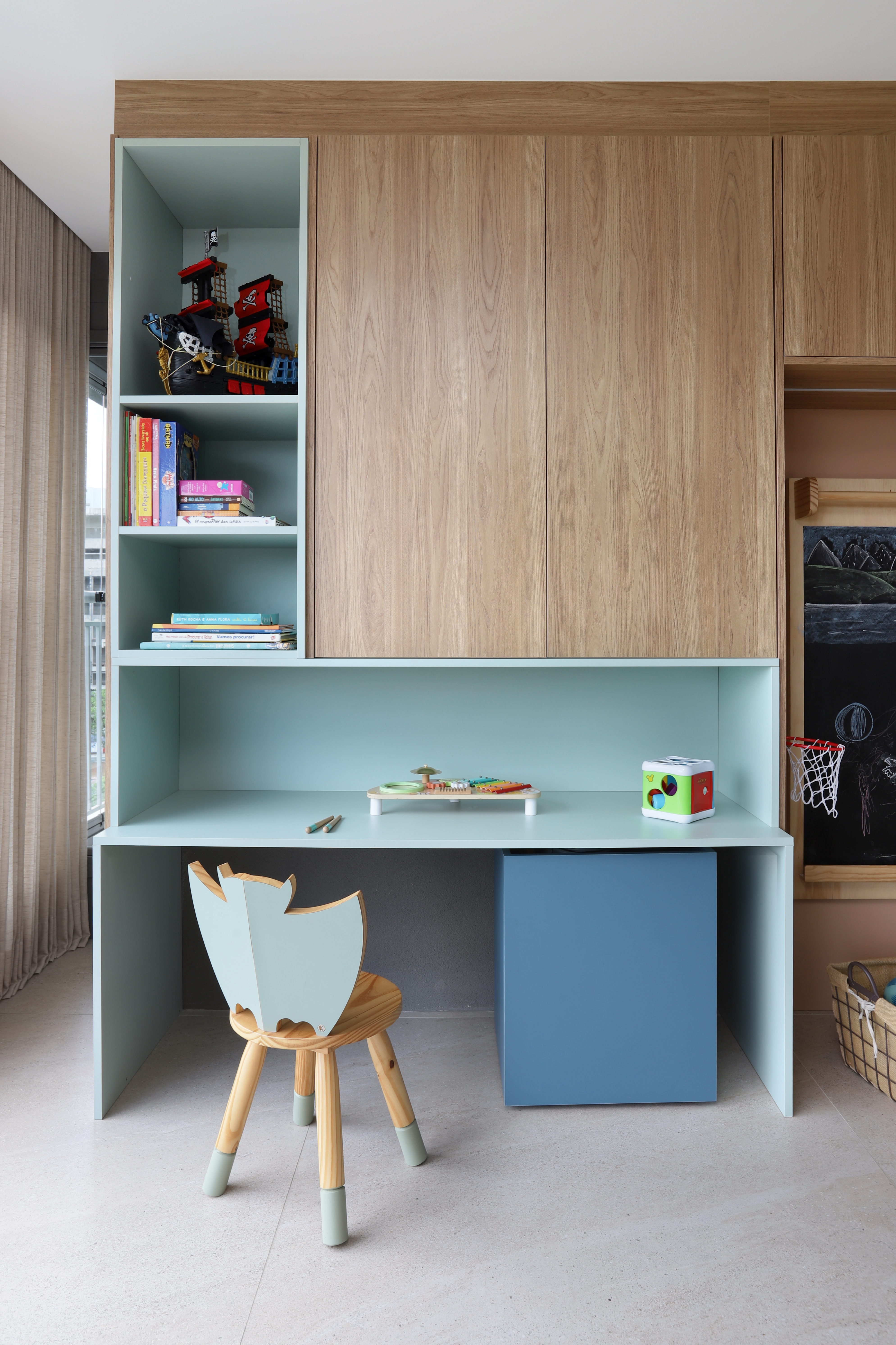 Marcenaria personalizada e cozinha azul são destaques em apê. Projeto de Marí Aní Oglouyan.