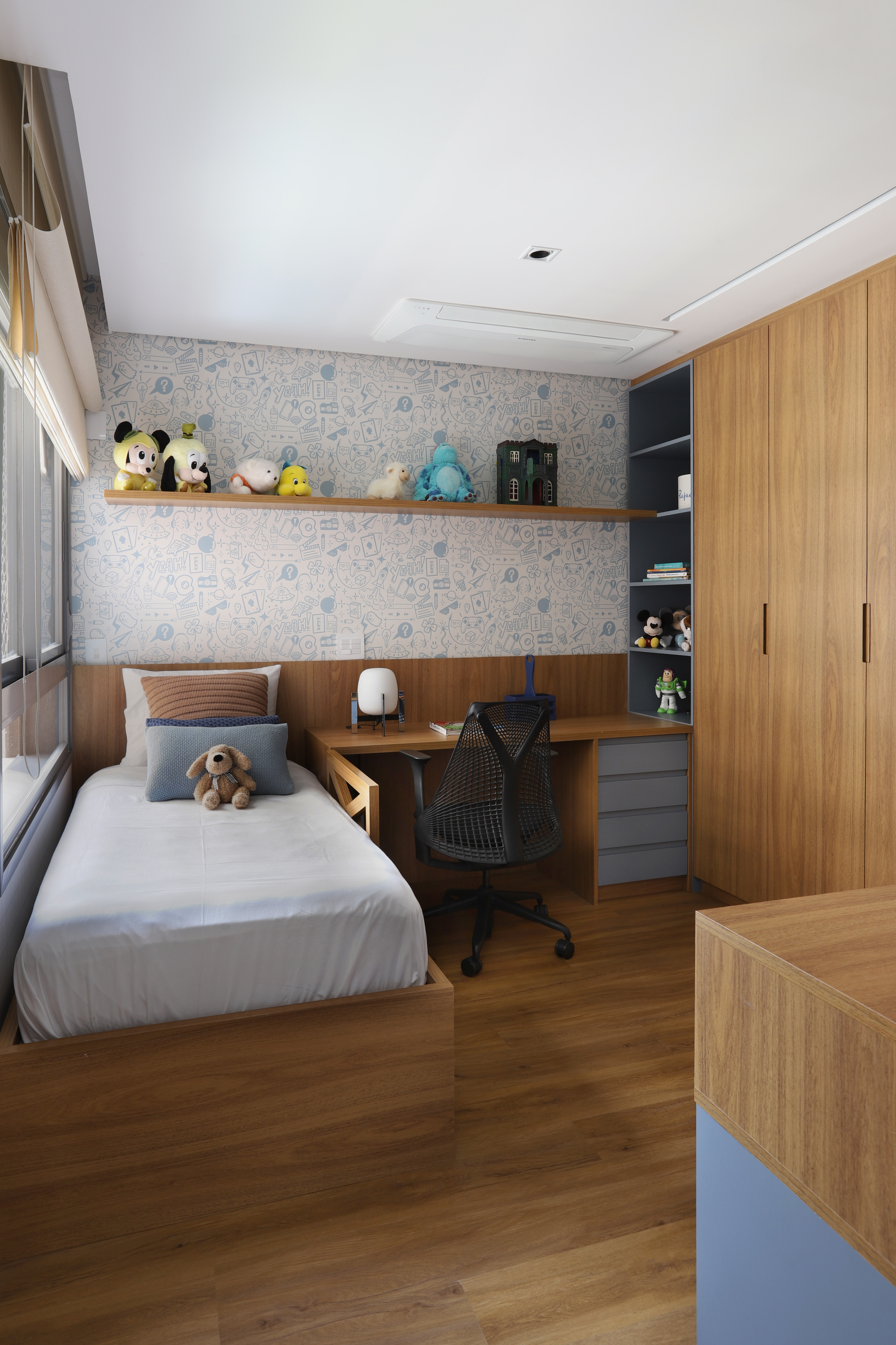 Marcenaria personalizada e cozinha azul são destaques em apê. Projeto de Marí Aní Oglouyan.