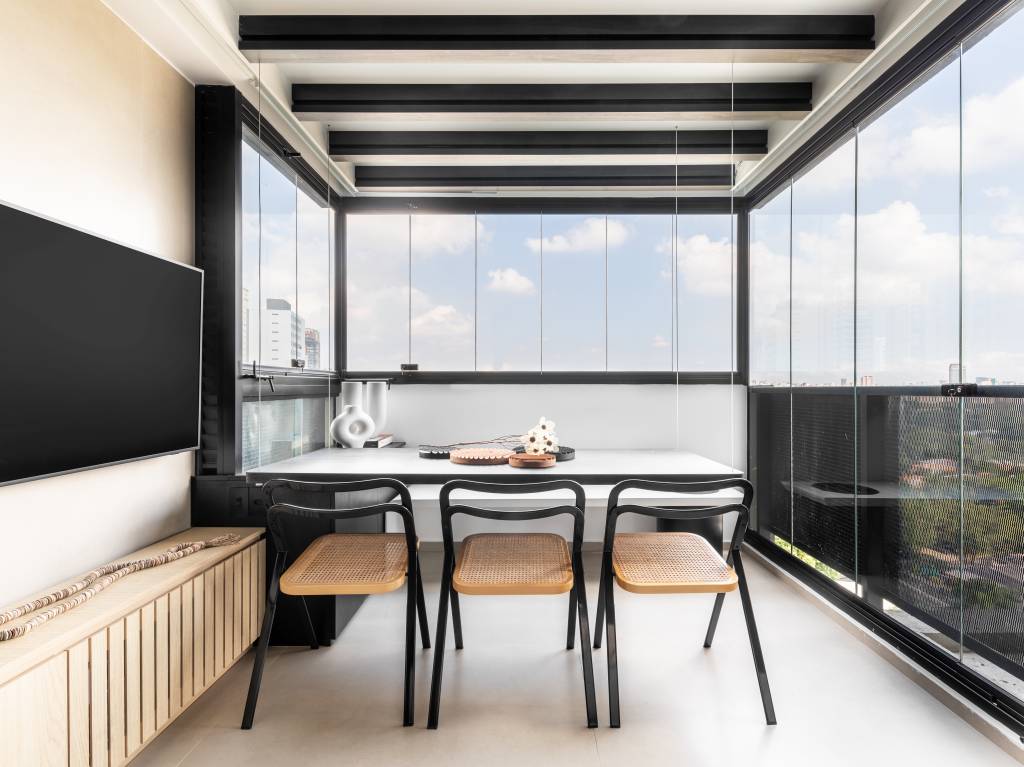 Neste apartamento de 43 m² tem mesa que sobe e desce automaticamente na varanda