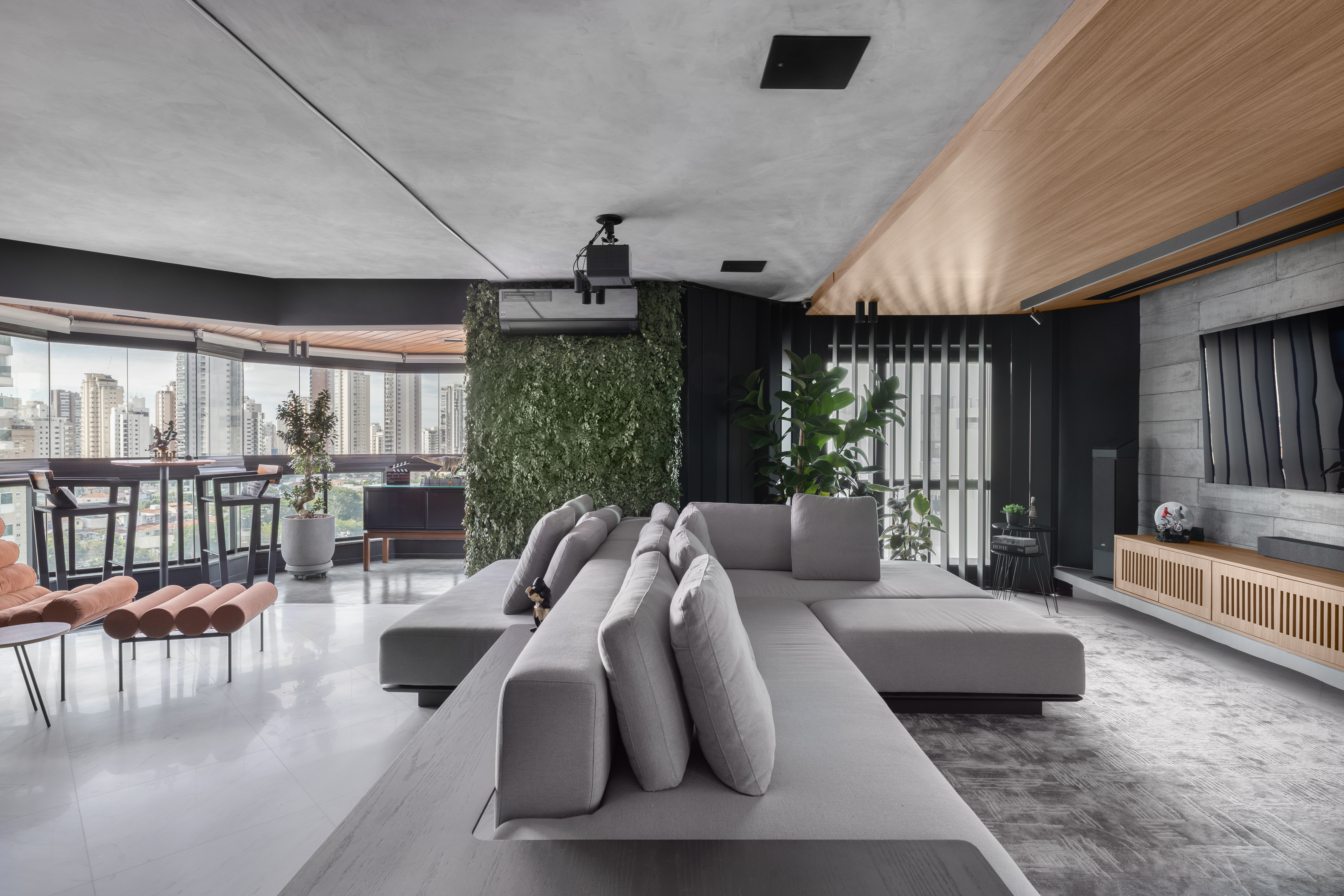 Neste ap&ecirc;, o canteiro virou &aacute;rea para pets, com grama especial e sistema de esgoto. Projeto de Tulli Studio.