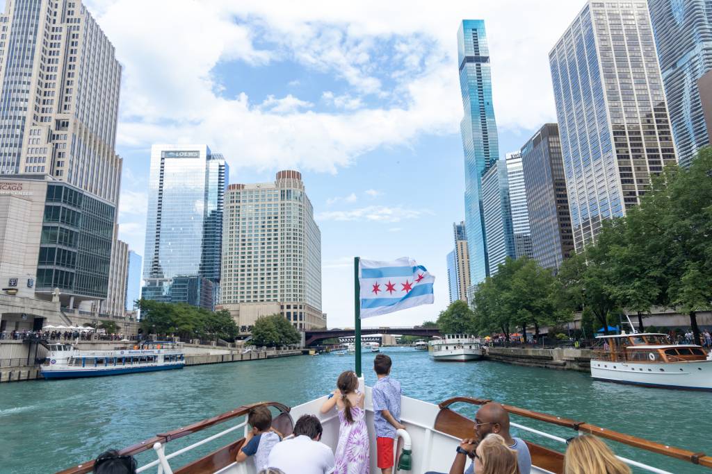 Tour de barco pelo Rio Chicago: conheça a arquitetura dos principais arranha-céus da cidade