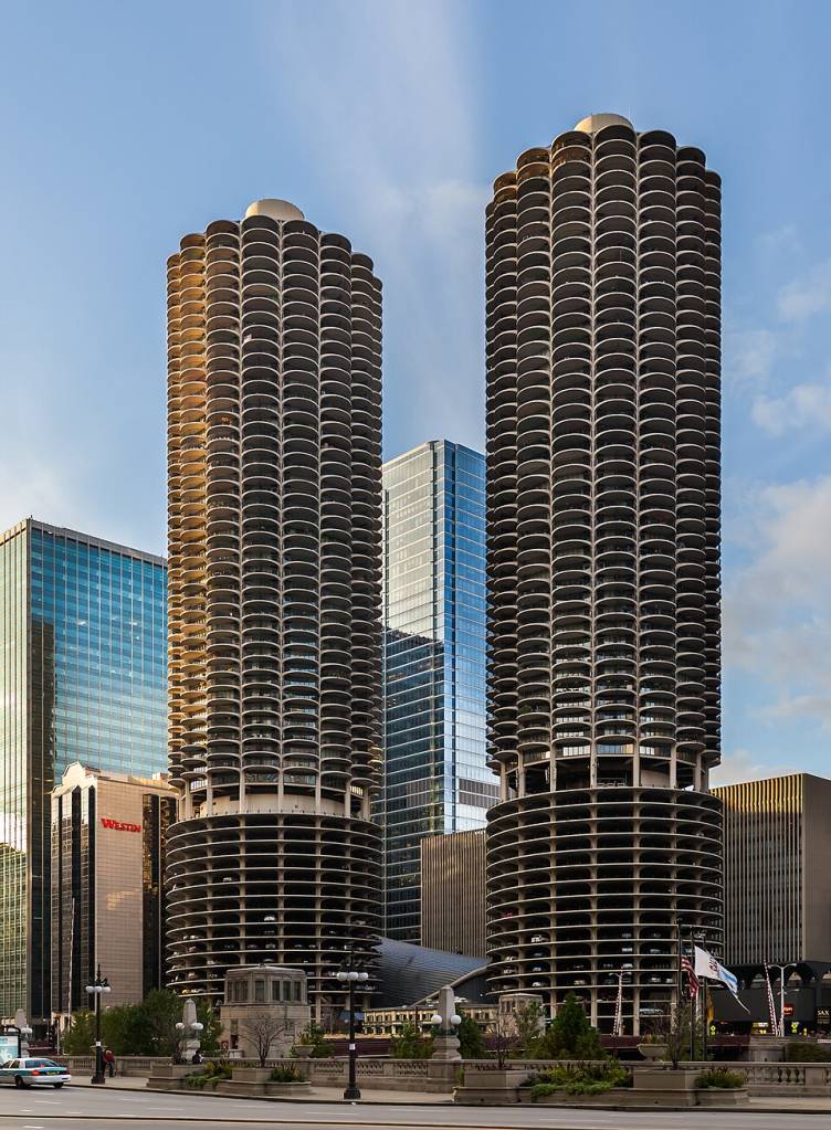 Tour de barco pelo Rio Chicago: conheça a arquitetura dos principais arranha-céus da cidade