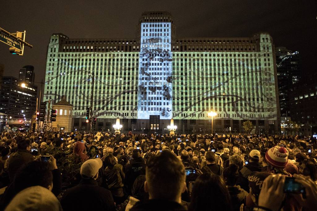 Tour de barco pelo Rio Chicago: conheça a arquitetura dos principais arranha-céus da cidade