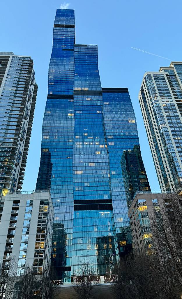 Tour de barco pelo Rio Chicago: conheça a arquitetura dos principais arranha-céus da cidade