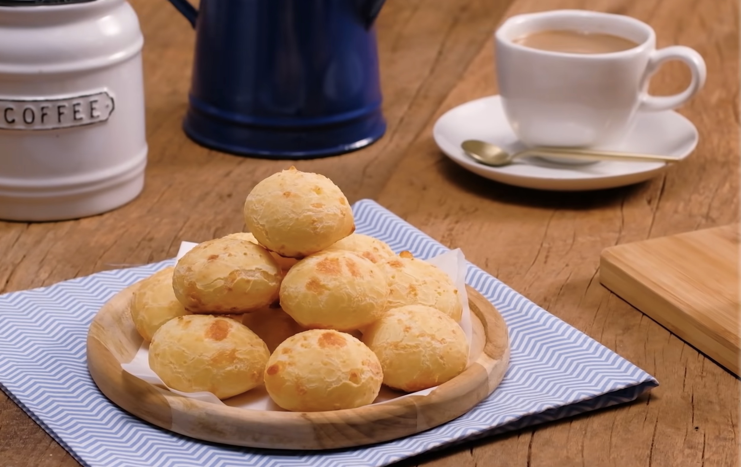 Pão de queijo cheiroso para o café da tarde!
