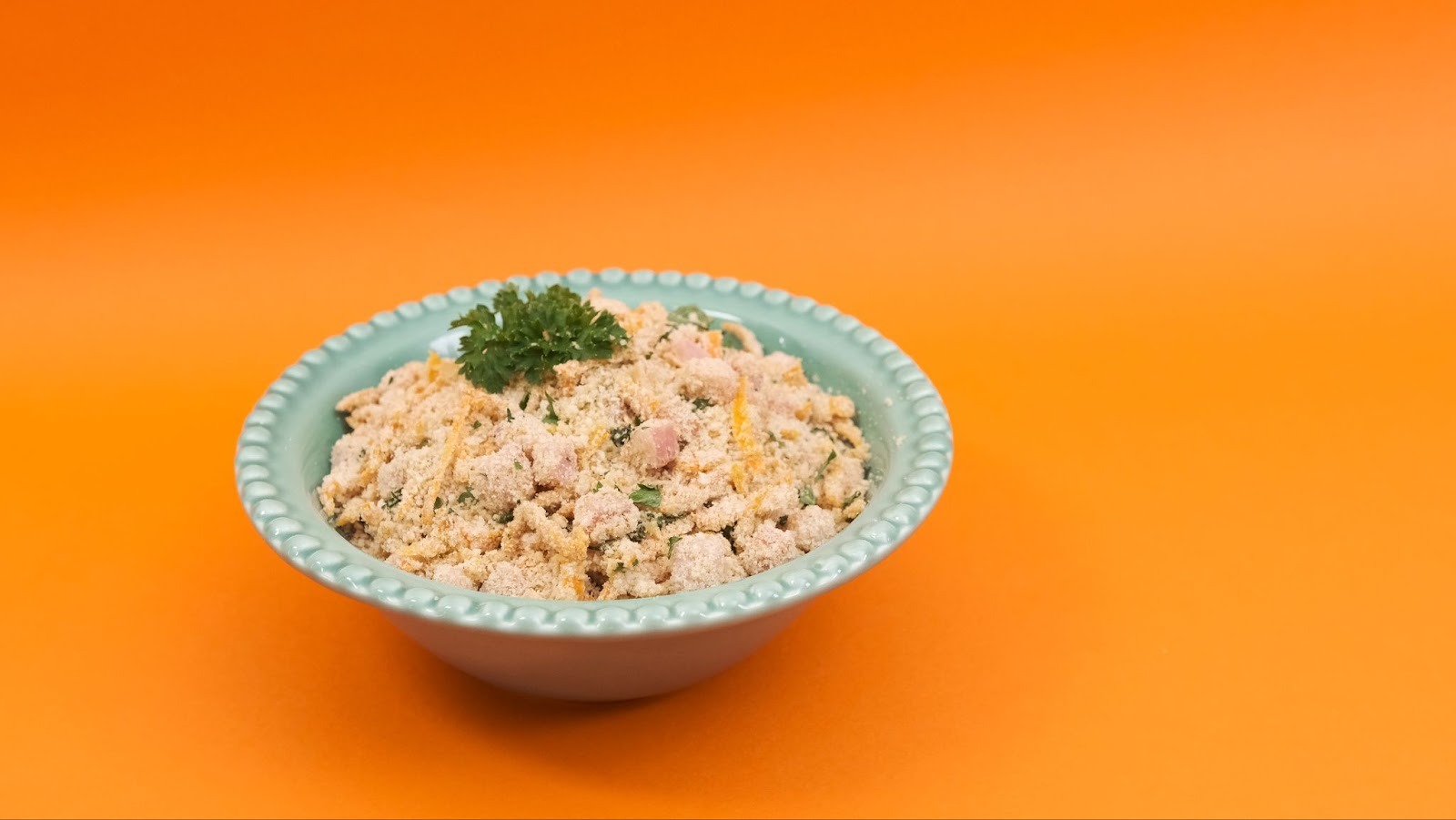 Receita: farofa rápida de cream cracker com bacon e cenoura