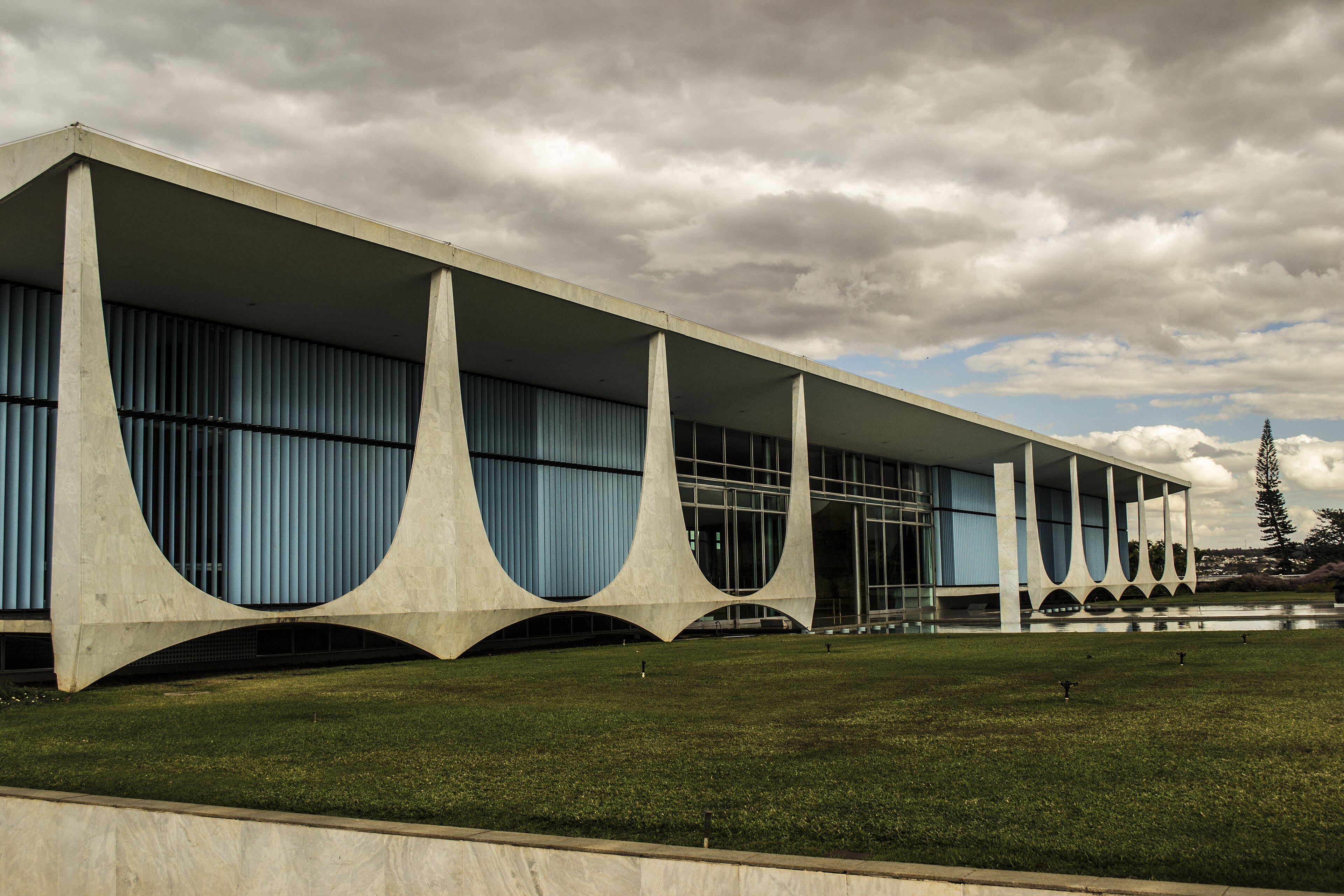 Palácio da Alvorada, com colunas brancas em formato de