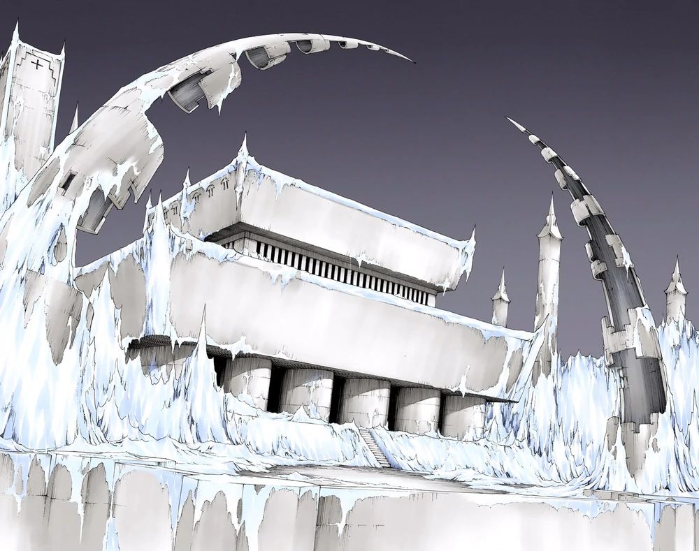 Palácio branco futurista coberto por gelo e neve, com estruturas pontiagudas e arcos quebrados, sob um céu cinzento