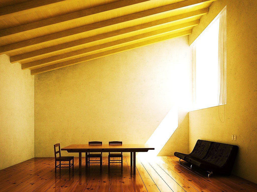 Sala com paredes amarelas texturizadas, teto inclinado com vigas de madeira expostas e piso de madeira brilhante. Uma mesa retangular de madeira com quatro cadeiras está no centro, e um sofá escuro de dois lugares encosta na parede direita. Uma grande janela retangular no alto da parede direita inunda o ambiente com luz solar intensa, criando um forte contraste e sombras marcadas no chão e paredes
