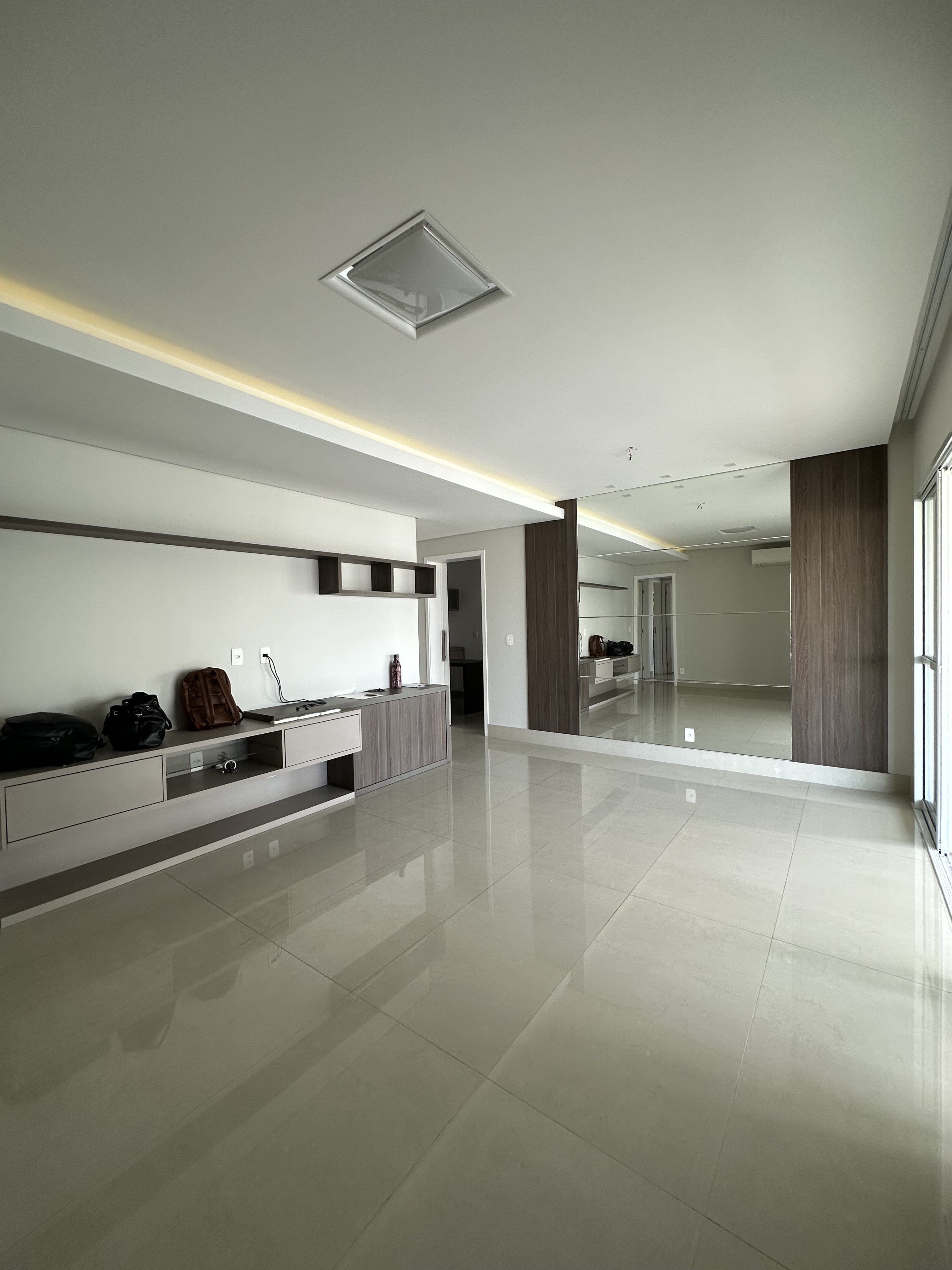 Antes e depois: apartamento sai do genérico e ganha ilha de cozinha em volta de pilar e paredes cor-de-rosa